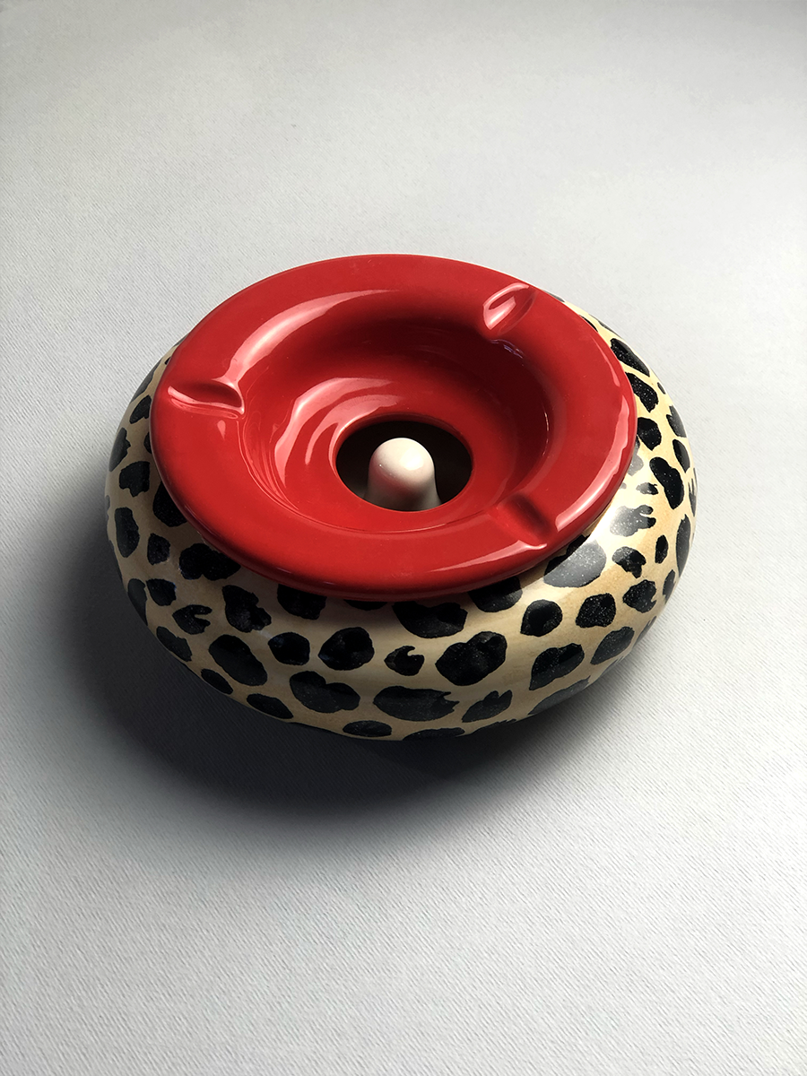 ANIMALIER – Posacenere antivento base leopardata e coperchio rosso Ferrari